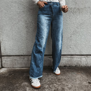 Wide leg raw hem jeans *NEW*