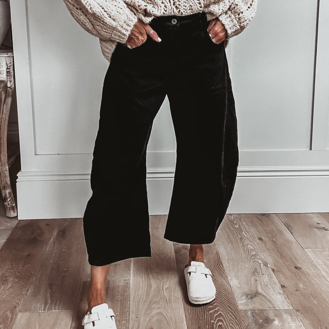 Black Barcelona barrel jeans *NEW*