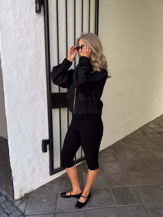 Black Capri pants *NEW*