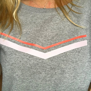 Red pink V stripes on light grey sweat (M)
