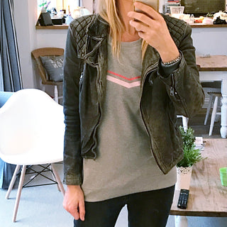 Red pink V stripes on light grey sweat (M)