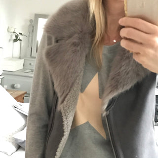 Dusty beige/pink star on a light grey sweat (M)