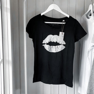 Grey lips black tee *now with added glitter!*