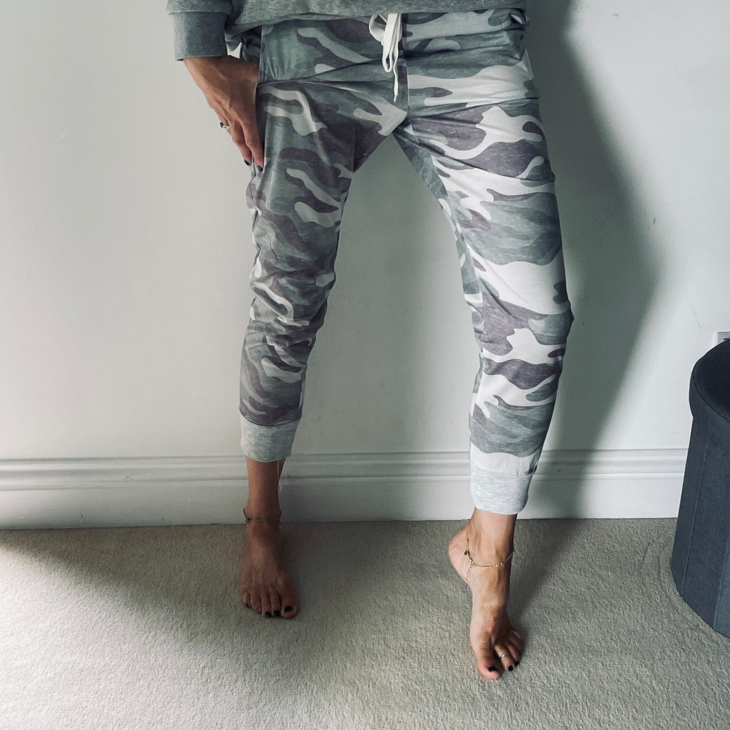 Pale slim fit Camo joggers (uk 10-12)