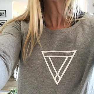 White triangles on light grey sweat