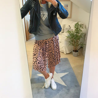 White triangles on light grey sweat