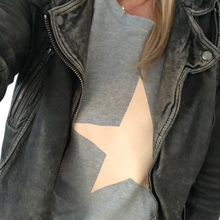 Dusty beige/pink star on a light grey sweat (M)