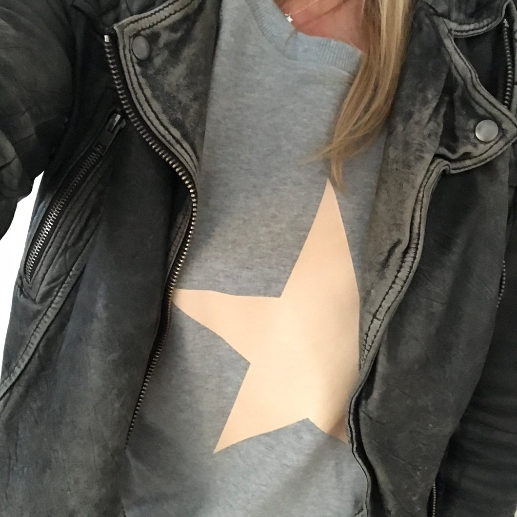 Dusty beige/pink star on a light grey sweat (M)