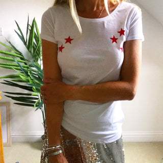 Little scattered red stars on a white tee (m)