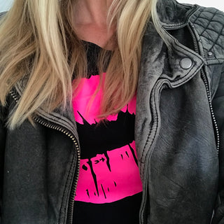 Neon pink lips on black tee (M)