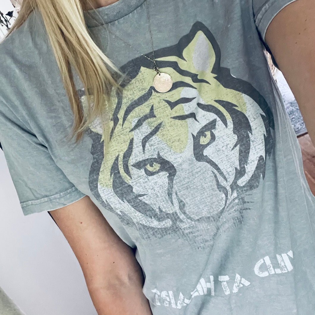 Light grey lion tee  (uk 10-12)