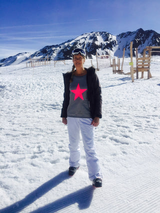 Neon pink star on light grey sweat