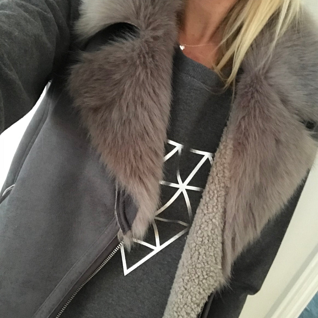 Silver pyramid on a dark grey sweat (M)