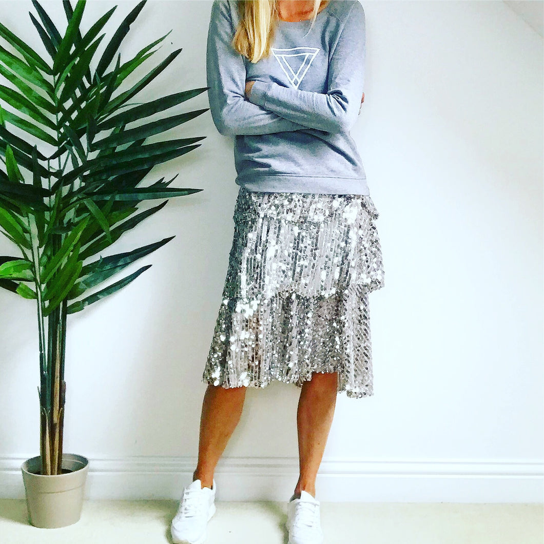 White triangles on light grey sweat
