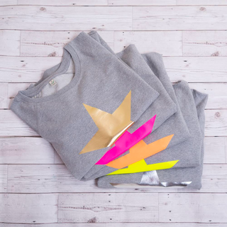 Neon pink star on light grey sweat